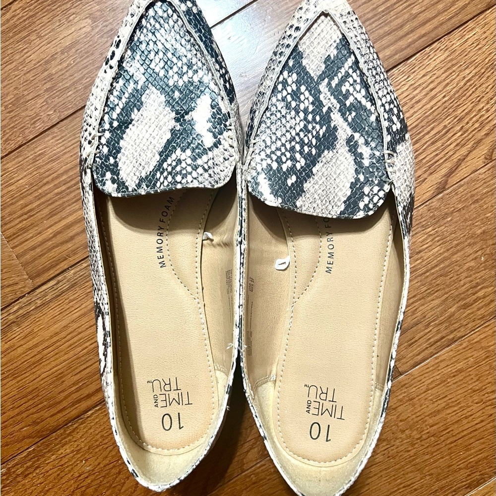 Time‎ and Tru Women's Black and Cream Snakeskin Flats